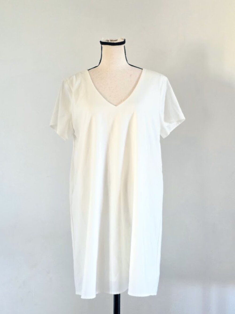 Lulus Freestyle White Shift Dress Size M V-Neck Short Sleeve Mini Chiffon